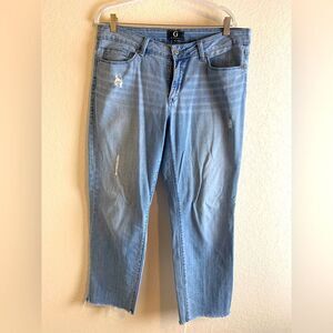 By guliana:Light weight straight legged pair of Jeans. Ankle length,frayed hem.